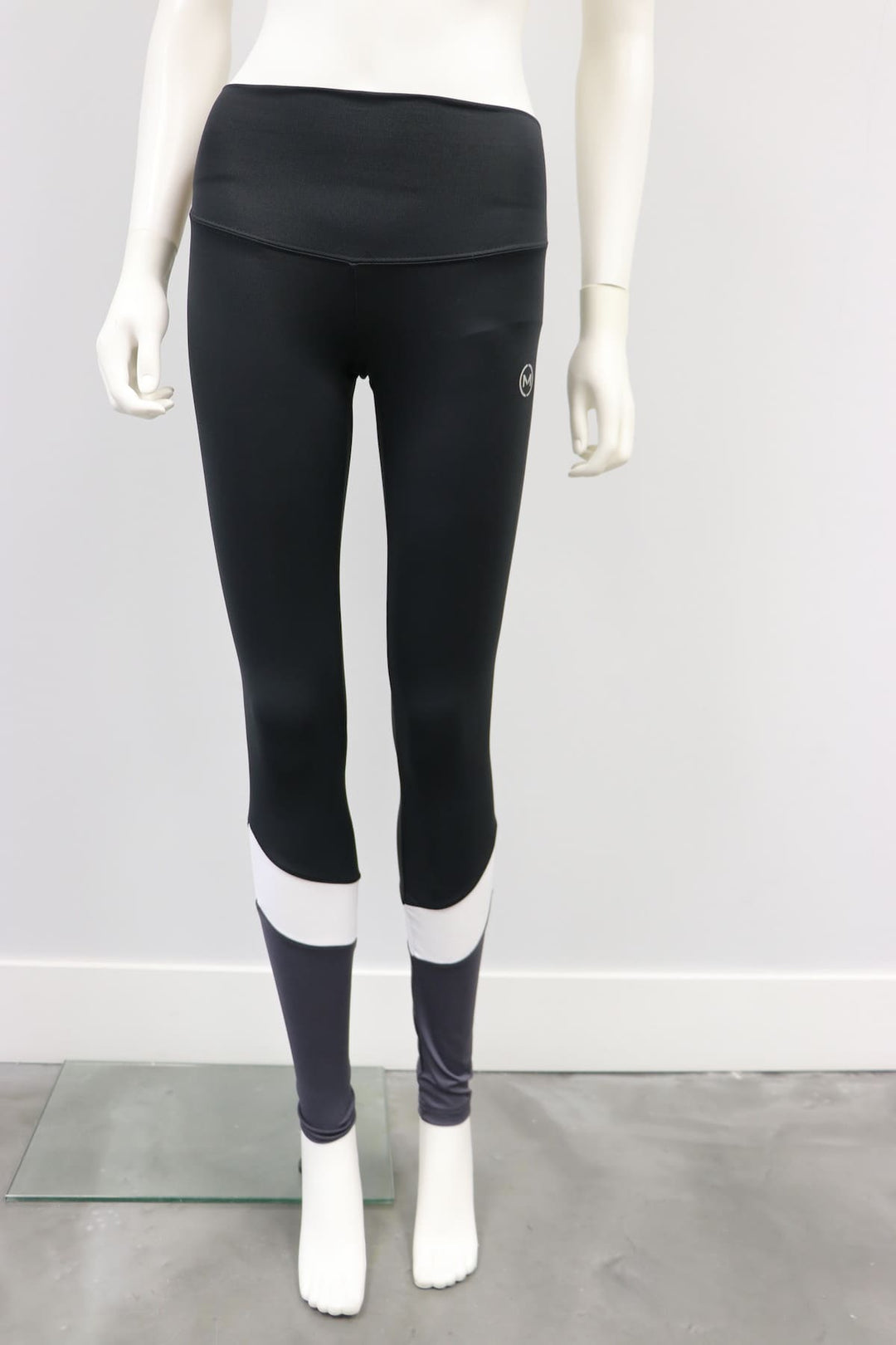 Zen Legging Black-White displayed on a mannequin against a plain background.