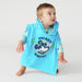 Bébé portant une serviette à capuchon Disney Mickey Mouse bleue
