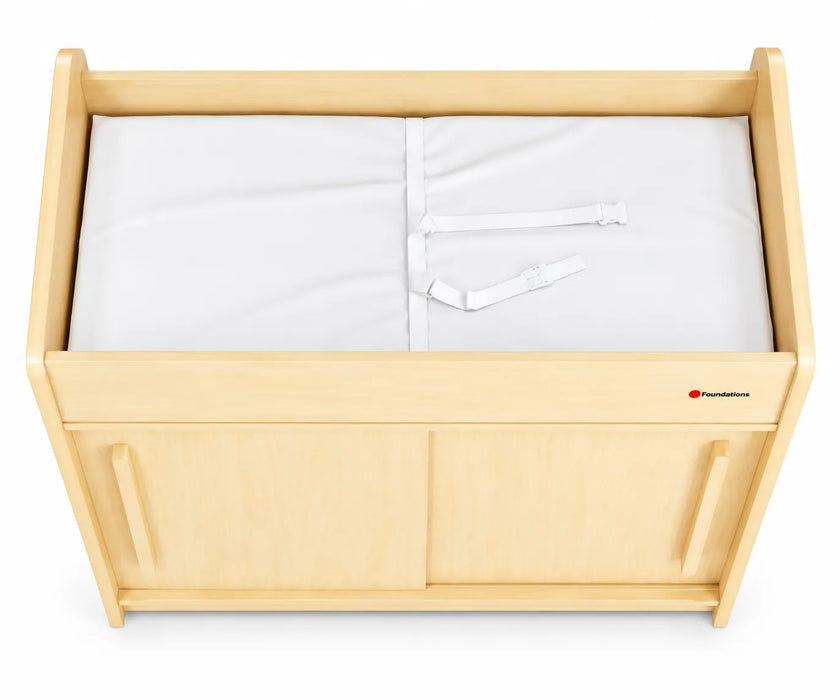 Table à langer Foundations® SafeGlide™ avec portes coulissantes et étagères de rangement