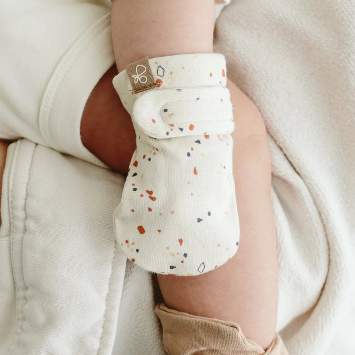 Close-up on baby's hand wearing the Goumi anti-scratch mitts Terrazzo - Goldtex