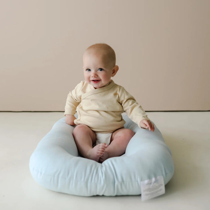 Coussin à langer et nid douillet pour nouveau-nés et bébés Snuggle Me avec coton biologique