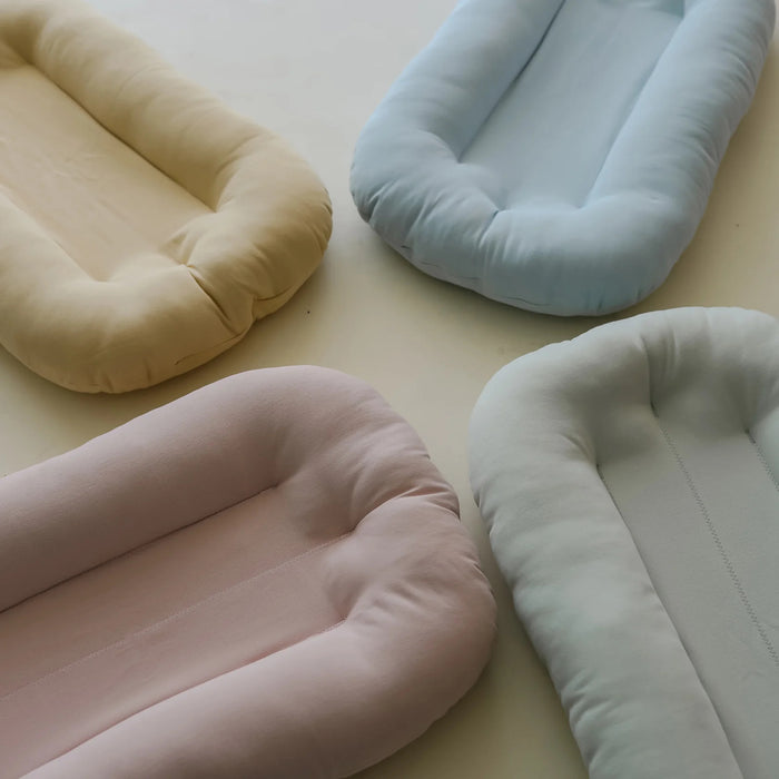 Coussin à langer et nid douillet pour nouveau-nés et bébés Snuggle Me avec coton biologique