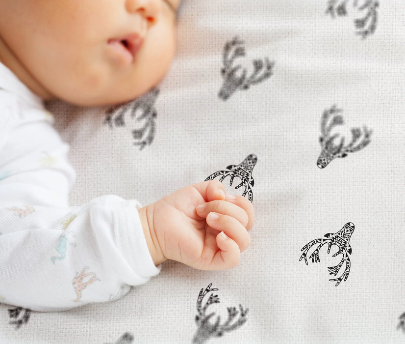 Drap-housse pour lit de bébé Kushies - Cerfs noirs et blancs