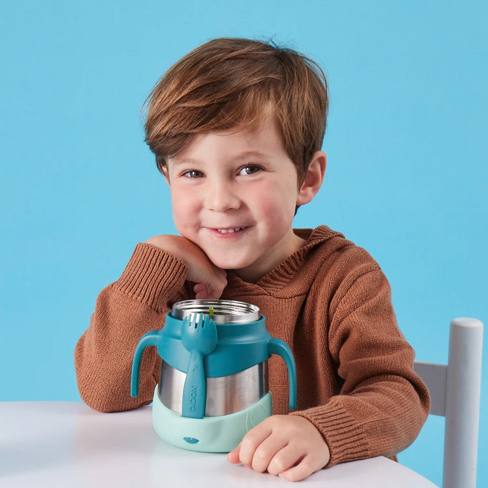 b.box insulated food jar 335ml emerald forest held by a smiling child at a table