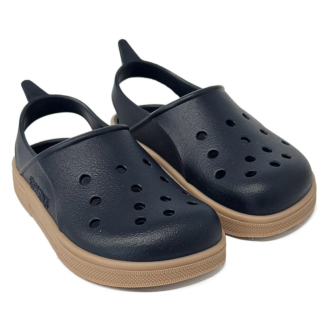 Boatilus Cloggy kids’ navy clogs with tan soles, shown on a plain white background.