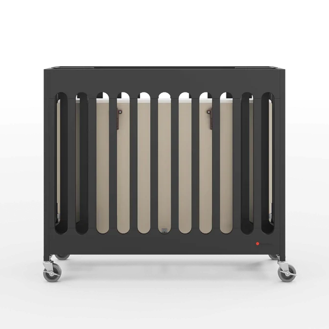 Lit de bébé pliable en bois massif de Foundations Boutique™