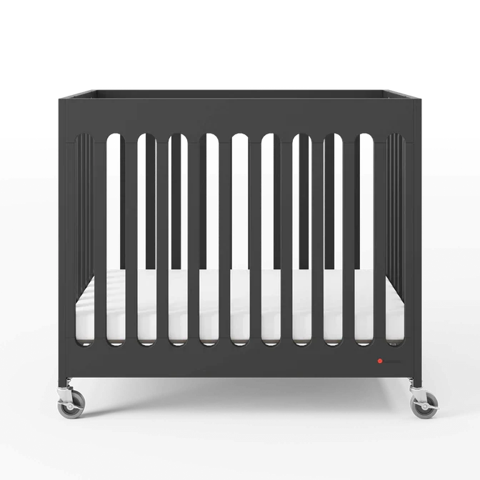 Lit de bébé pliable en bois massif de Foundations Boutique™