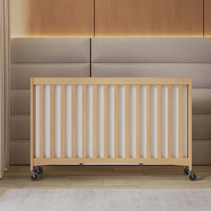 Bassinette pliable pleine grandeur Travel Sleeper® à roulettes surdimensionnées (matelas en mousse inclus)