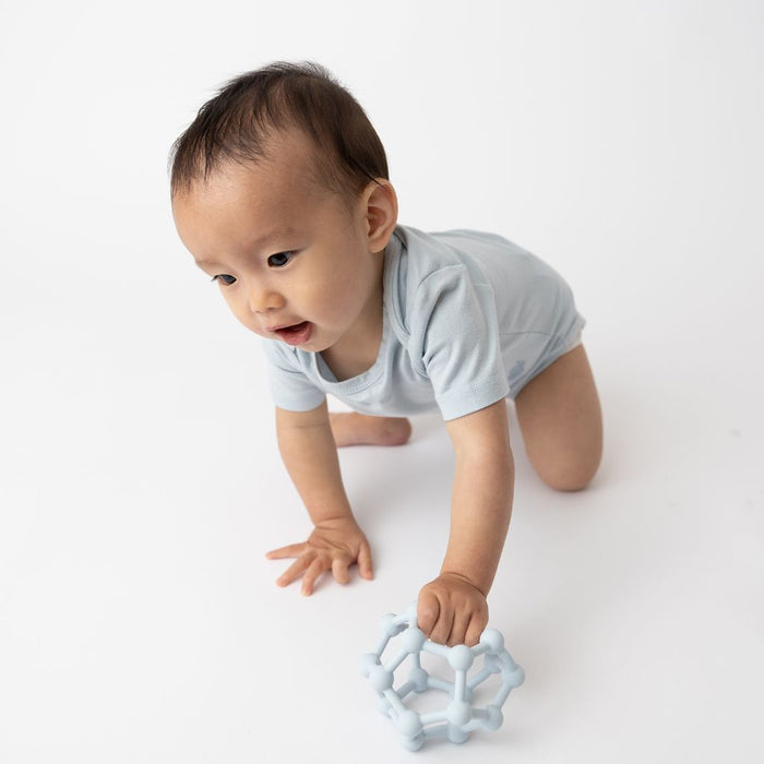 Kushies Silibounce Blue teething ball in hand