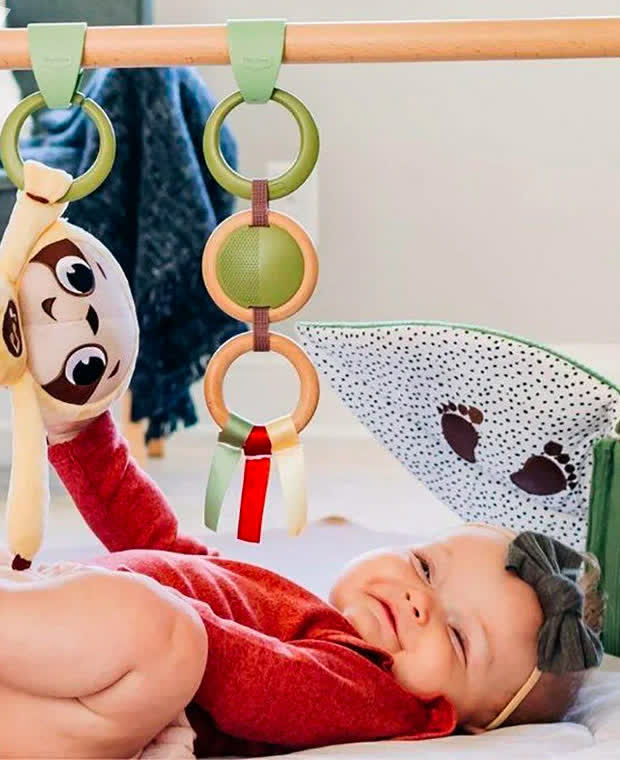Bébé qui joue sous un gym Tiny Love